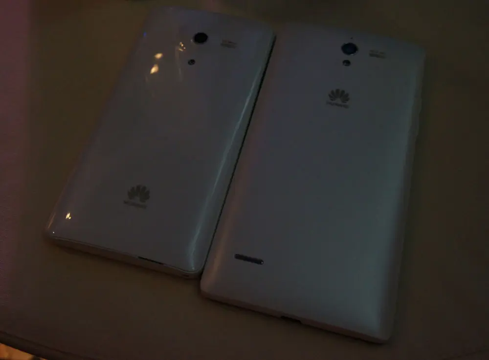 Слева Honor 3, справа Ascend G700