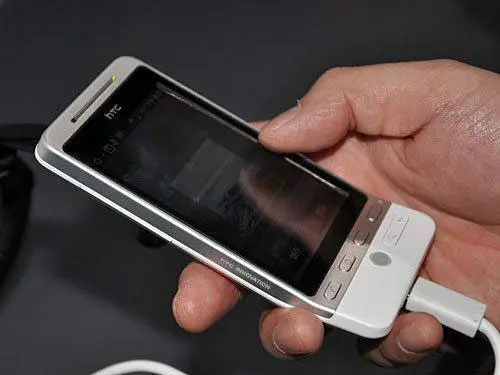 HTC Hero управляется одной рукой